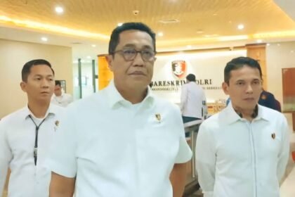 Direktur Tindak Pidana Umum (Dirtipidum) Bareskrim Polri Brigjen Pol. Djuhandhani Rahardjo Puro (tengah) memberikan keterangan kepada awak media di Gedung Bareskrim Polri, Jakarta, Selasa (18/2/2025).
