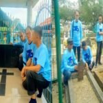 Mengenang 78 Tahun Pedoman Rakyat, para wartawan senior berkunjung ke Tempat Pemakaman Umum (TPU) Antang untuk berziarah ke makam pendiri Harian Pedoman Rakyat, L.E. Manuhua (kiri), kemudian mereka bergerak menuju TPU Panaikang untuk berdoa di makam M. Basir, pendiri lainnya dari koran legendaris ini (kanan), Minggu (2/3/2025). (jw/ho)