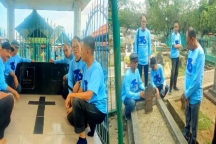 Mengenang 78 Tahun Pedoman Rakyat, para wartawan senior berkunjung ke Tempat Pemakaman Umum (TPU) Antang untuk berziarah ke makam pendiri Harian Pedoman Rakyat, L.E. Manuhua (kiri), kemudian mereka bergerak menuju TPU Panaikang untuk berdoa di makam M. Basir, pendiri lainnya dari koran legendaris ini (kanan), Minggu (2/3/2025). (jw/ho)