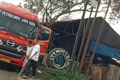Sebuah truk tangki BBM Pertamina PT Elnusa dengan nomor polisi BK 8112 FO diduga melakukan praktik ilegal “kencing BBM” di kawasan Jalan Medan-Binjai KM 16, Sei Semayang, Kecamatan Sunggal, Kabupaten Deli Serdang, pada Sabtu (1/3/2025) pukul 11.15 WIB. (tim)