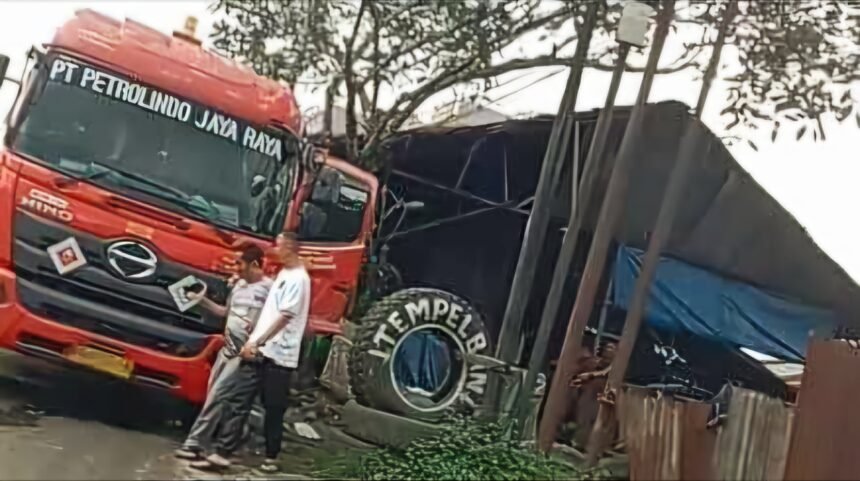 Sebuah truk tangki BBM Pertamina PT Elnusa dengan nomor polisi BK 8112 FO diduga melakukan praktik ilegal “kencing BBM” di kawasan Jalan Medan-Binjai KM 16, Sei Semayang, Kecamatan Sunggal, Kabupaten Deli Serdang, pada Sabtu (1/3/2025) pukul 11.15 WIB. (tim)