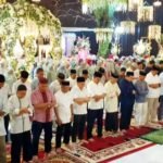 Shalat tarawih berjamaah alumni SMAN 1 Makassar angkatan 1982 di Gedung Baruga Siamaseang, Kampus UIM Al-Gazali, Jl. Perintis Kemerdekaan, Makassar, pada Minggu (2/3/2025) malam. (jw/ho)