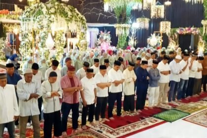 Shalat tarawih berjamaah alumni SMAN 1 Makassar angkatan 1982 di Gedung Baruga Siamaseang, Kampus UIM Al-Gazali, Jl. Perintis Kemerdekaan, Makassar, pada Minggu (2/3/2025) malam. (jw/ho)