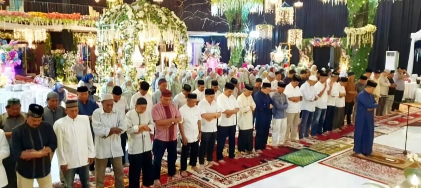 Shalat tarawih berjamaah alumni SMAN 1 Makassar angkatan 1982 di Gedung Baruga Siamaseang, Kampus UIM Al-Gazali, Jl. Perintis Kemerdekaan, Makassar, pada Minggu (2/3/2025) malam. (jw/ho)