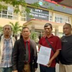 Foto: Suami korban (memegang surat) didampingi tim penasehat hukum saat di Mapolda Sumut, (3/3/2025). (rz)