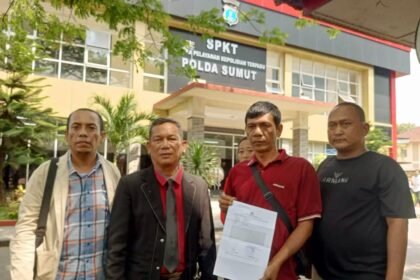 Foto: Suami korban (memegang surat) didampingi tim penasehat hukum saat di Mapolda Sumut, (3/3/2025). (rz)
