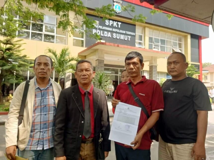 Foto: Suami korban (memegang surat) didampingi tim penasehat hukum saat di Mapolda Sumut, (3/3/2025). (rz)