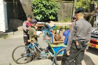 Satuan Samapta Polres Pelabuhan Makassar menggelar kegiatan sosial.