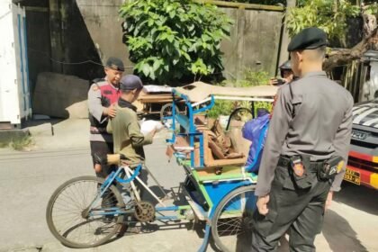 Satuan Samapta Polres Pelabuhan Makassar menggelar kegiatan sosial.