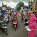 Polsek Sombaopu dan Bhayangkari berbagi takjil kepada pengendara di Gowa, (7/3/2025).