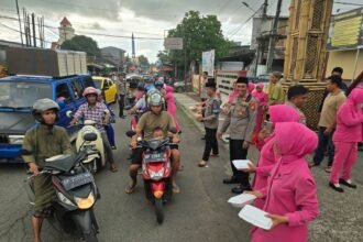 Polsek Sombaopu dan Bhayangkari berbagi takjil kepada pengendara di Gowa, (7/3/2025).