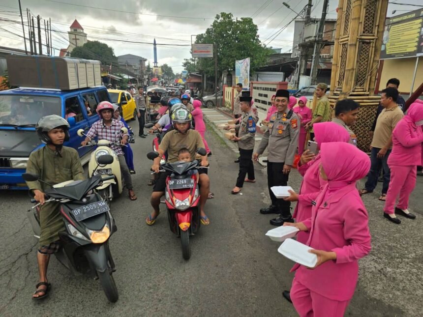 Polsek Sombaopu dan Bhayangkari berbagi takjil kepada pengendara di Gowa, (7/3/2025).