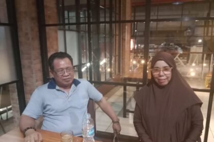 Foto: Ketua LSM Gempa, Amiruddin Karaeng Tinggi, SH., bersama dengan Kepala Sekolah SMP Negeri 22 Makassar, Dr. Hj. Salmah, M.Pd., mengklarifikasi persoalan viralnya pemberitaan terkait dugaan pungli SMP 22 Makassar, (8/3/2025).