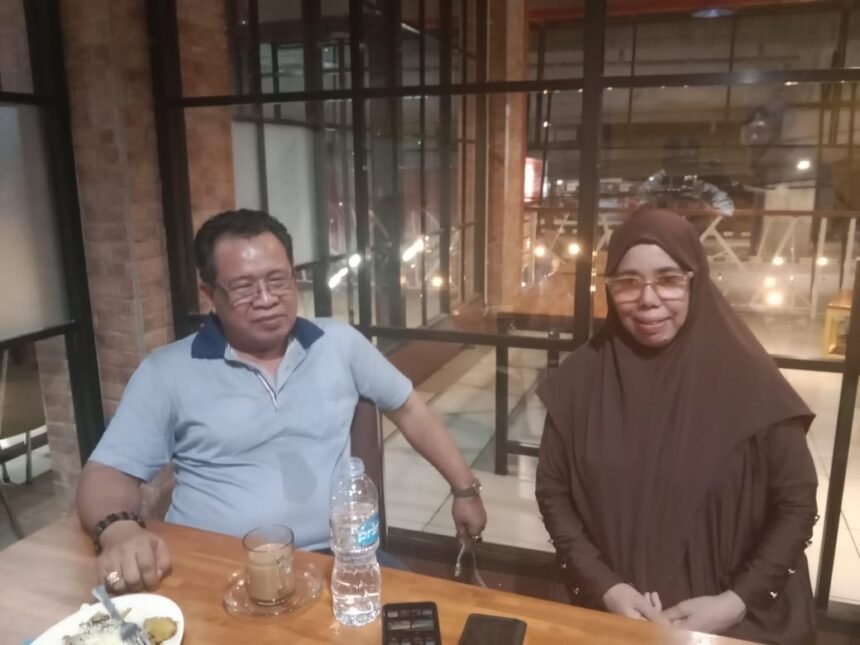 Foto: Ketua LSM Gempa, Amiruddin Karaeng Tinggi, SH., bersama dengan Kepala Sekolah SMP Negeri 22 Makassar, Dr. Hj. Salmah, M.Pd., mengklarifikasi persoalan viralnya pemberitaan terkait dugaan pungli SMP 22 Makassar, (8/3/2025).