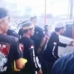 Laskar Sinri'Jala Indonesia berbagi takjil di Jalan AP Pettarani, Kota Makassar, (9/3/2025).
