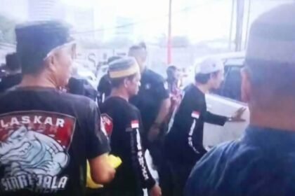 Laskar Sinri'Jala Indonesia berbagi takjil di Jalan AP Pettarani, Kota Makassar, (9/3/2025).