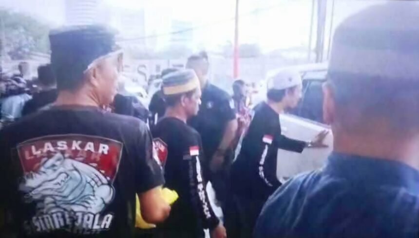 Laskar Sinri'Jala Indonesia berbagi takjil di Jalan AP Pettarani, Kota Makassar, (9/3/2025).