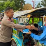 Polres Pelabuhan Makassar bagi takjil di bulan Ramadan 1446 H/2025 M.
