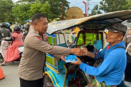 Polres Pelabuhan Makassar bagi takjil di bulan Ramadan 1446 H/2025 M.