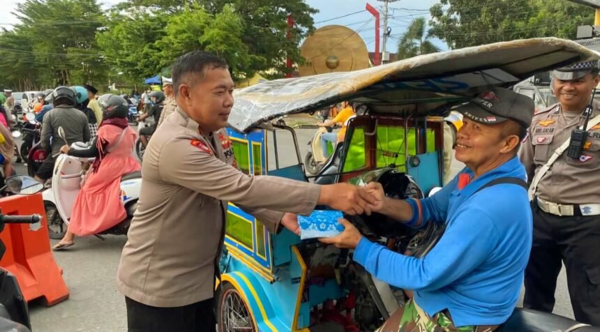 Polres Pelabuhan Makassar bagi takjil di bulan Ramadan 1446 H/2025 M.