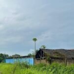 Sebuah pabrik peleburan besi yang diduga beroperasi di lahan garapan di Jl. Damar Wulan, Desa Sampali, Kecamatan Percut Sei Tuan, Maret 2025. (rz/ho)