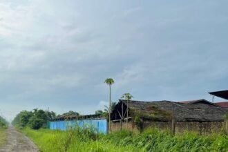 Sebuah pabrik peleburan besi yang diduga beroperasi di lahan garapan di Jl. Damar Wulan, Desa Sampali, Kecamatan Percut Sei Tuan, Maret 2025. (rz/ho)