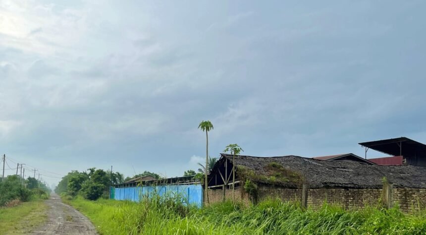 Sebuah pabrik peleburan besi yang diduga beroperasi di lahan garapan di Jl. Damar Wulan, Desa Sampali, Kecamatan Percut Sei Tuan, Maret 2025. (rz/ho)