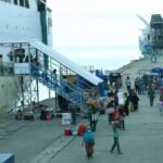 Tampak arus penumpang dan kapal di Pelabuhan wilayah Pelindo Regional 4.