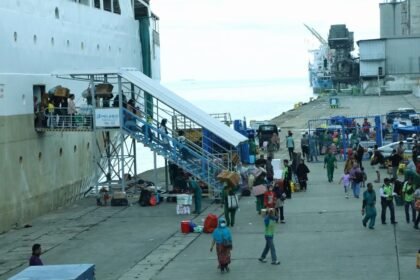 Tampak arus penumpang dan kapal di Pelabuhan wilayah Pelindo Regional 4.