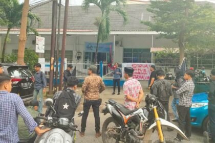 Mahasiswa gelar aksi di PT. Pelni Makassar, (11/3/2025).