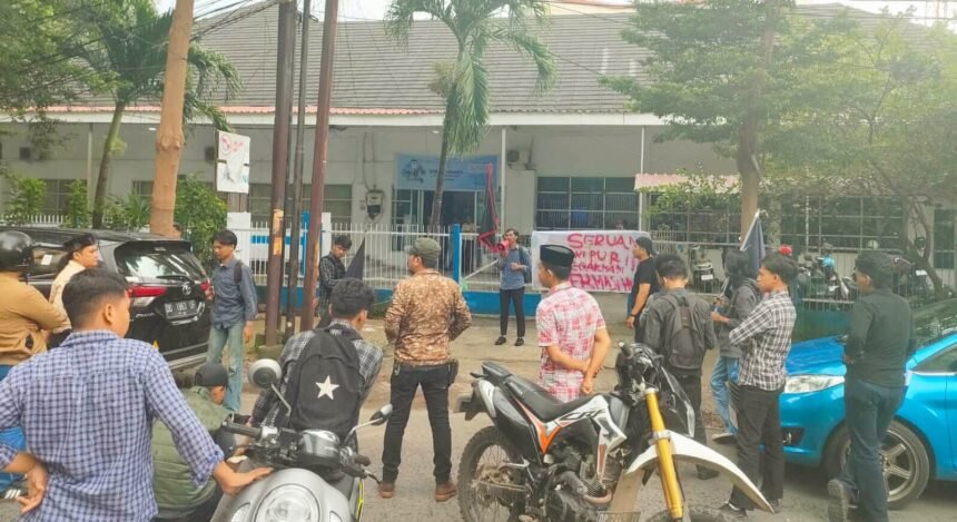 Mahasiswa gelar aksi di PT. Pelni Makassar, (11/3/2025).