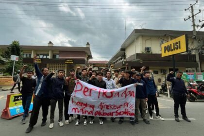 Mahasiswa AMCTA geruduk Polrestabes Medan, (13/3/2025).