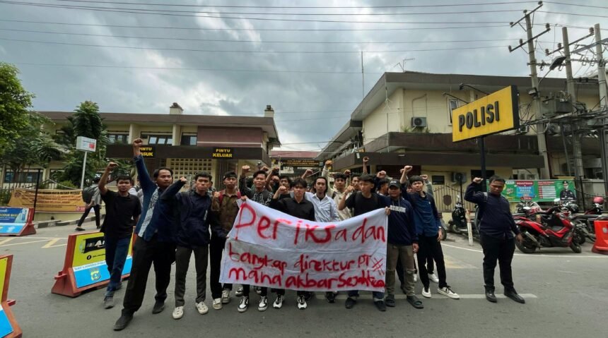 Mahasiswa AMCTA geruduk Polrestabes Medan, (13/3/2025).