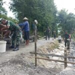 Bangun talud di Desa Tanggan, (14/3/2025).