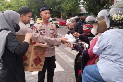 Polsek Mamajang Berbagi Takjil, (14/3/2025).