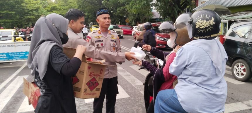 Polsek Mamajang Berbagi Takjil, (14/3/2025).