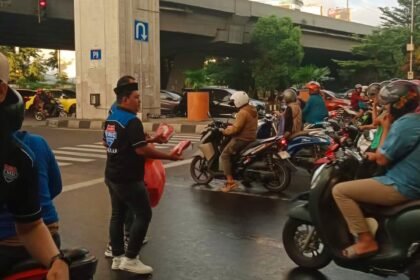 YMIC berbagi takjil di bulan Ramadhan 2025.
