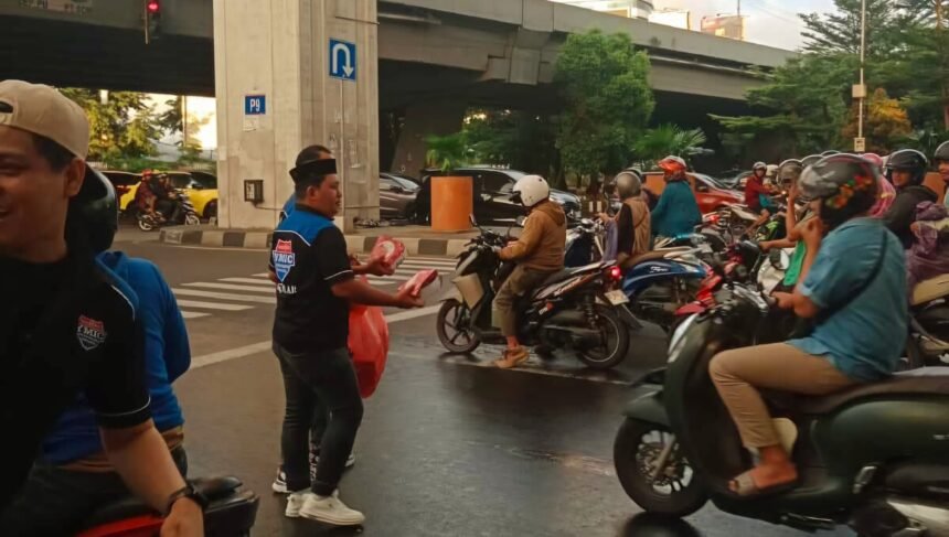 YMIC berbagi takjil di bulan Ramadhan 2025.