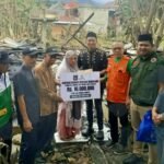 Bupati Enrekang bantu korban kebakaran, (15/3/2025). (Indra JY/MP)