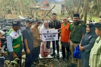 Bupati Enrekang bantu korban kebakaran, (15/3/2025). (Indra JY/MP)