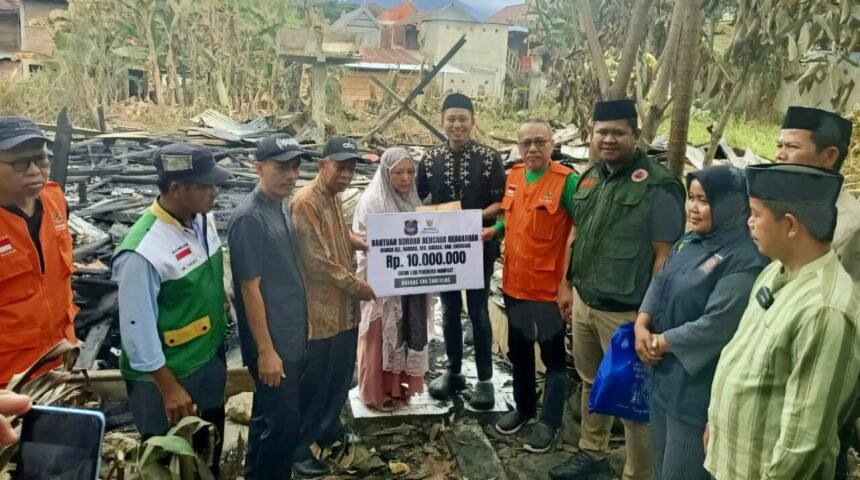 Bupati Enrekang bantu korban kebakaran, (15/3/2025). (Indra JY/MP)