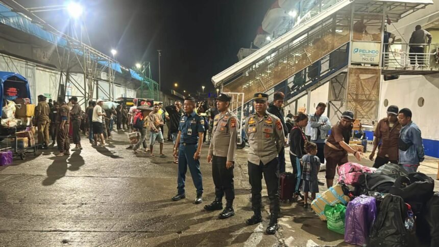 Menjelang puncak arus mudik di Pelabuhan Soekarno-Hatta Makassar, (16/3/2025).