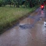 Warga Desa Barangmamase dan Bontokassi, Takalar-Sulsel desak perbaikan jalan yang terabaikan, (16/3/2025).