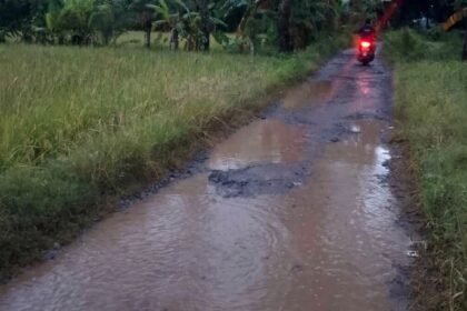 Warga Desa Barangmamase dan Bontokassi, Takalar-Sulsel desak perbaikan jalan yang terabaikan, (16/3/2025).