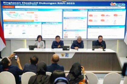 Juru Bicara Kementerian BUMN RI Putri Violla, Direktur Utama Telkom Ririek Adriansyah, Direktur Network and IT Solution Telkom Herlan Wijanarko, dan Direktur Sales Telkomsel Adiwinahyu Basuki Sigit dalam konferensi pers kesiapan TelkomGroup menyambut RAFI 2025 di Kementerian BUMN RI, Selasa (18/3).