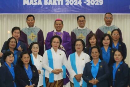 Wanita Katolik Republik Indonesia (WKRI) Dewan Pengurus Daerah (DPD) Sulawesi Selatan dalam sebuah seremoni di Aula MGR. Schneiders, CICM, Jalan Muh Thamrin, Kota Makassar, Selasa (18/3/2025). (pl/mp)