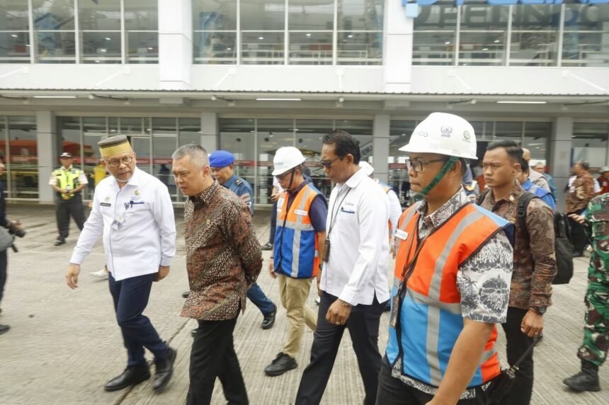 Menteri Perhubungan RI, Dudy Purwagandhi, saat meninjau Terminal Penumpang Anging Mammiri di Pelabuhan Makassar, Rabu (19/3/2025).