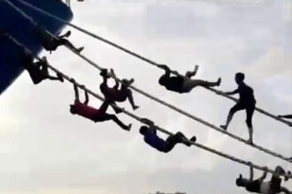 Viral aksi warga memanjat tali kapal di Pelabuhan Makassar, Maret 2025.