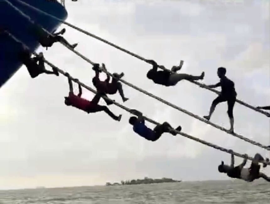 Viral aksi warga memanjat tali kapal di Pelabuhan Makassar, Maret 2025.