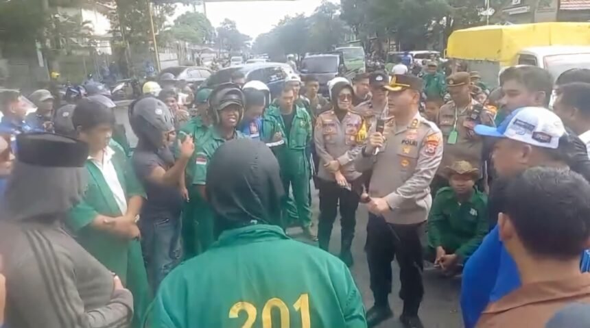 Aksi unjuk rasa buruh maritim di Makassar, Maret 2025.